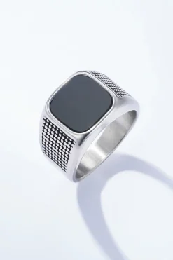 Bague chevalière avec pierre noire