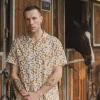 Chemise à manches courtes avec col et imprimé floral blanc sur fond camel