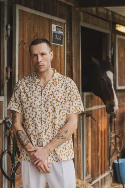 Chemise à manches courtes avec col et imprimé floral blanc sur fond camel