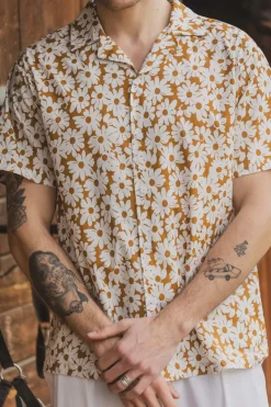 Chemise à manches courtes avec col et imprimé floral blanc sur fond camel