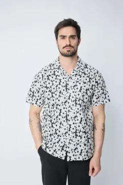 Chemise à manches courtes avec col et imprimé floral blanc sur fond camel
