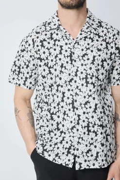 Chemise à manches courtes avec col et imprimé floral blanc sur fond camel