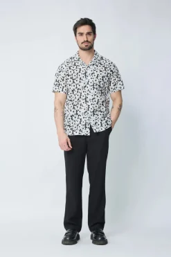 Chemise à manches courtes avec col et imprimé floral blanc sur fond camel