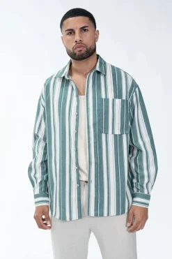 Chemise à manches longues avec des rayures verticales et une poche sur