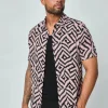 Chemise à motifs géométriques contemporains
