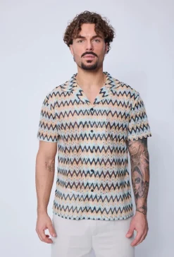 Chemise avec des rayures en zig zag