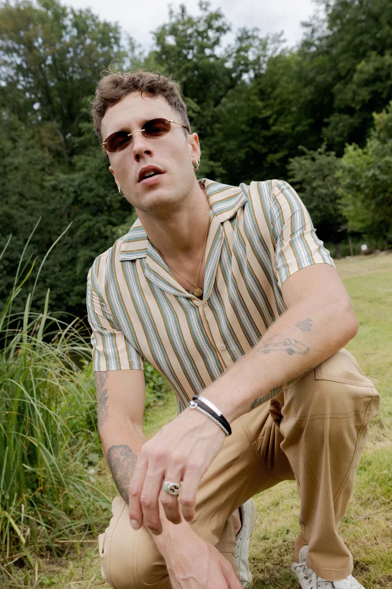 Chemise d'été rayée et colorée