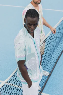 Chemise élégante arborant un imprimé pastel