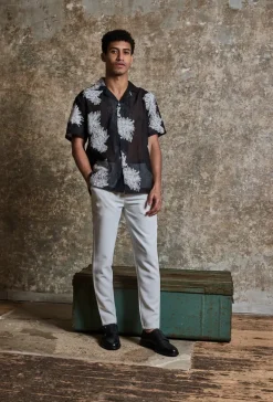 Chemise manches courtes à motifs fleuris broder