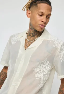 Chemise manches courtes à motifs fleuris broder