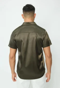 Chemise unie classique satinée et osée à manches courtes