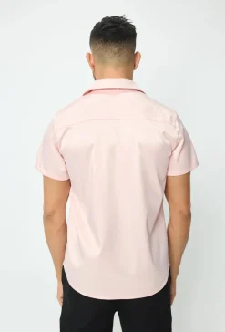 Chemise unie classique satinée et osée à manches courtes