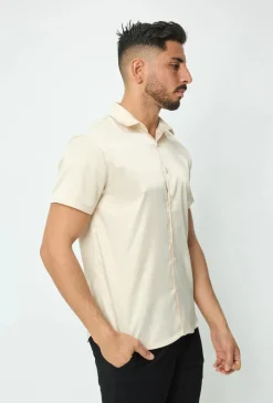 Chemise unie classique satinée et osée à manches courtes