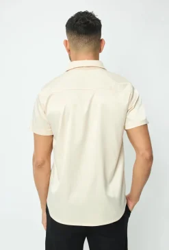 Chemise unie classique satinée et osée à manches courtes