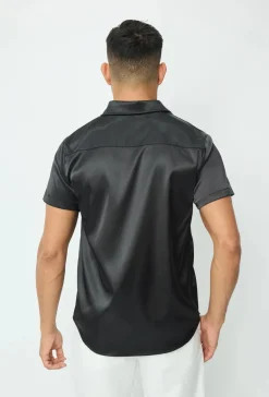 Chemise unie classique satinée et osée à manches courtes