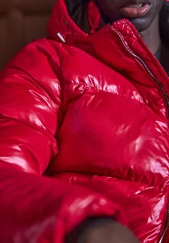 Doudoune matelassé et laqué à capuche réglable