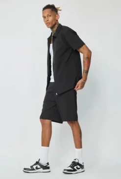 Ensemble chemise et shorts zippé moderne