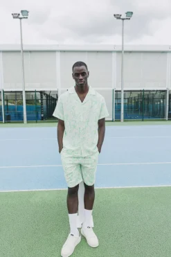 Ensemble short et chemise a motifs abstraits