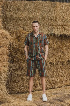 Ensemble short et chemise manche courte a motifs géométriques
