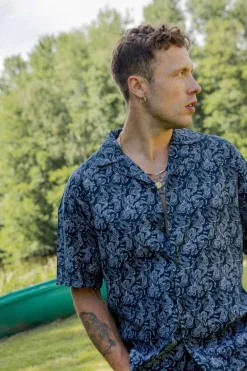Ensemble short et chemise a motifs bandana