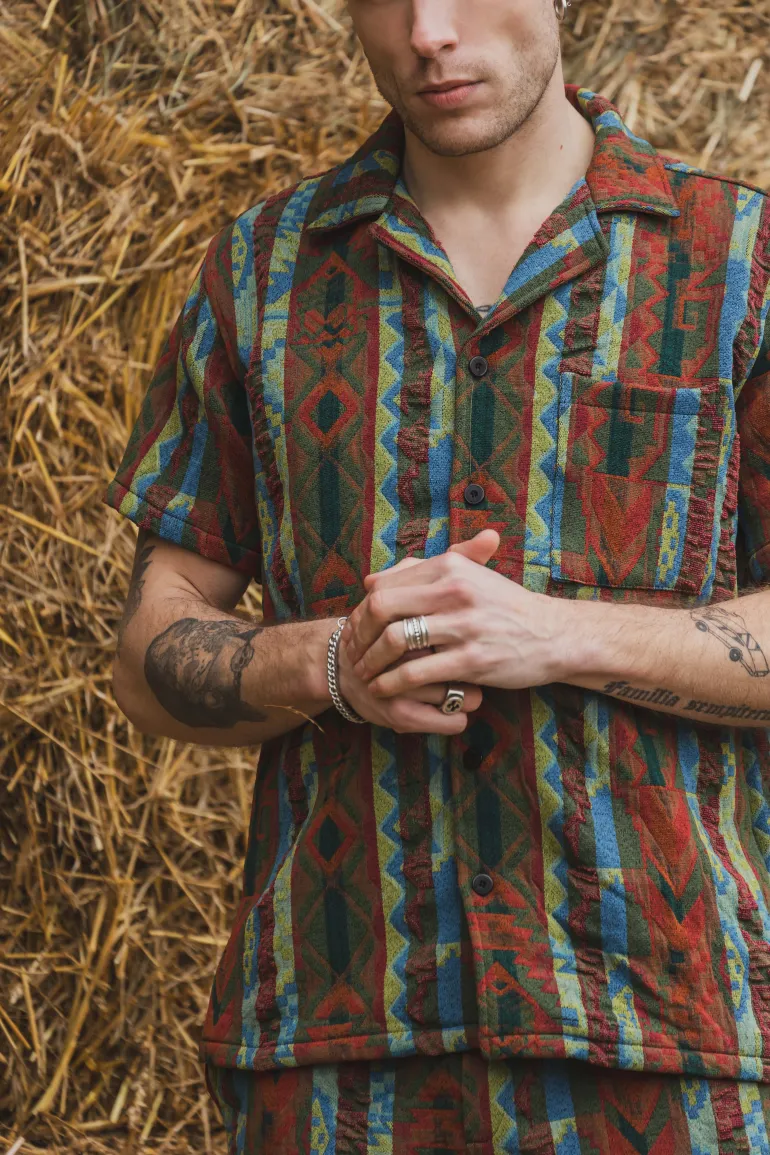 Ensemble short et chemise manche courte a motifs géométriques