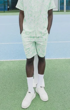 Ensemble short et chemise a motifs abstraits