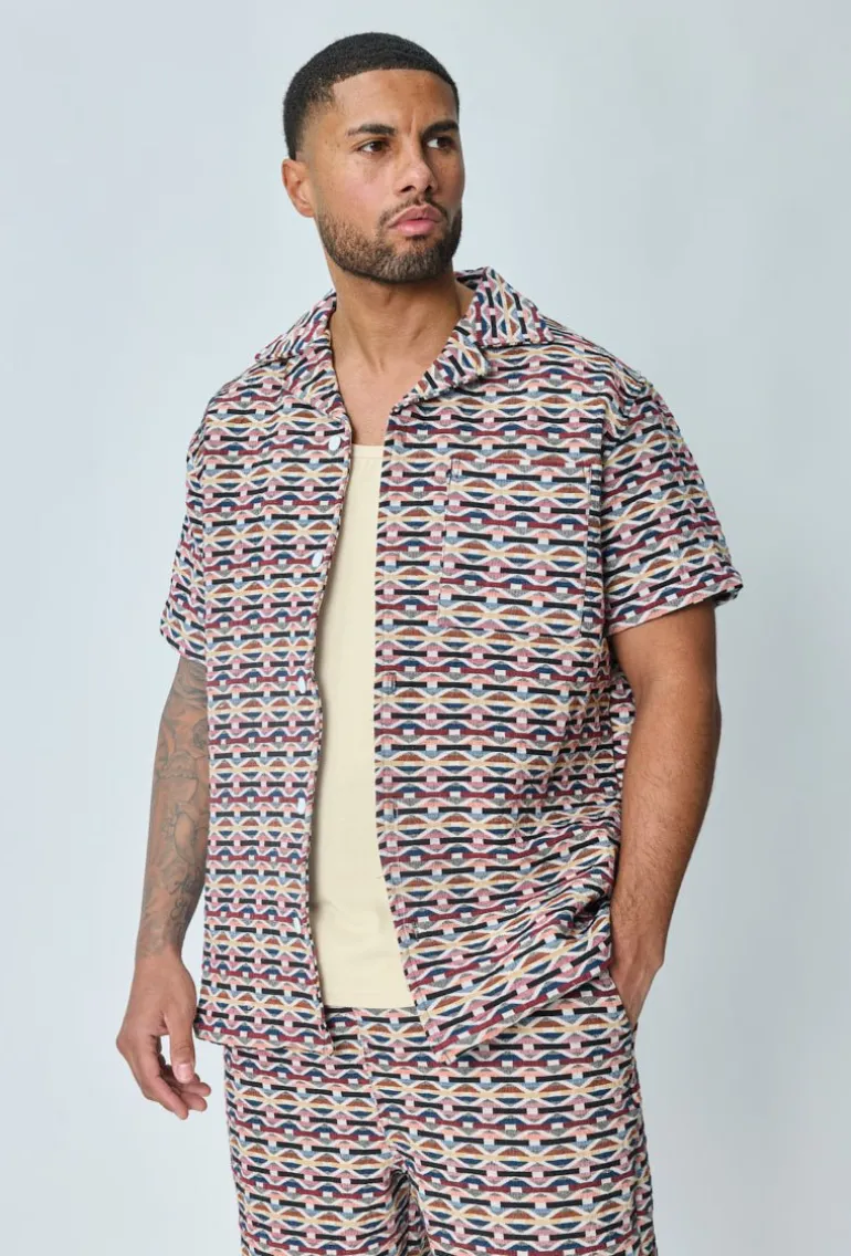 Ensemble short et chemise a motifs géométriques