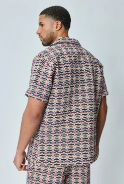 Ensemble short et chemise a motifs géométriques