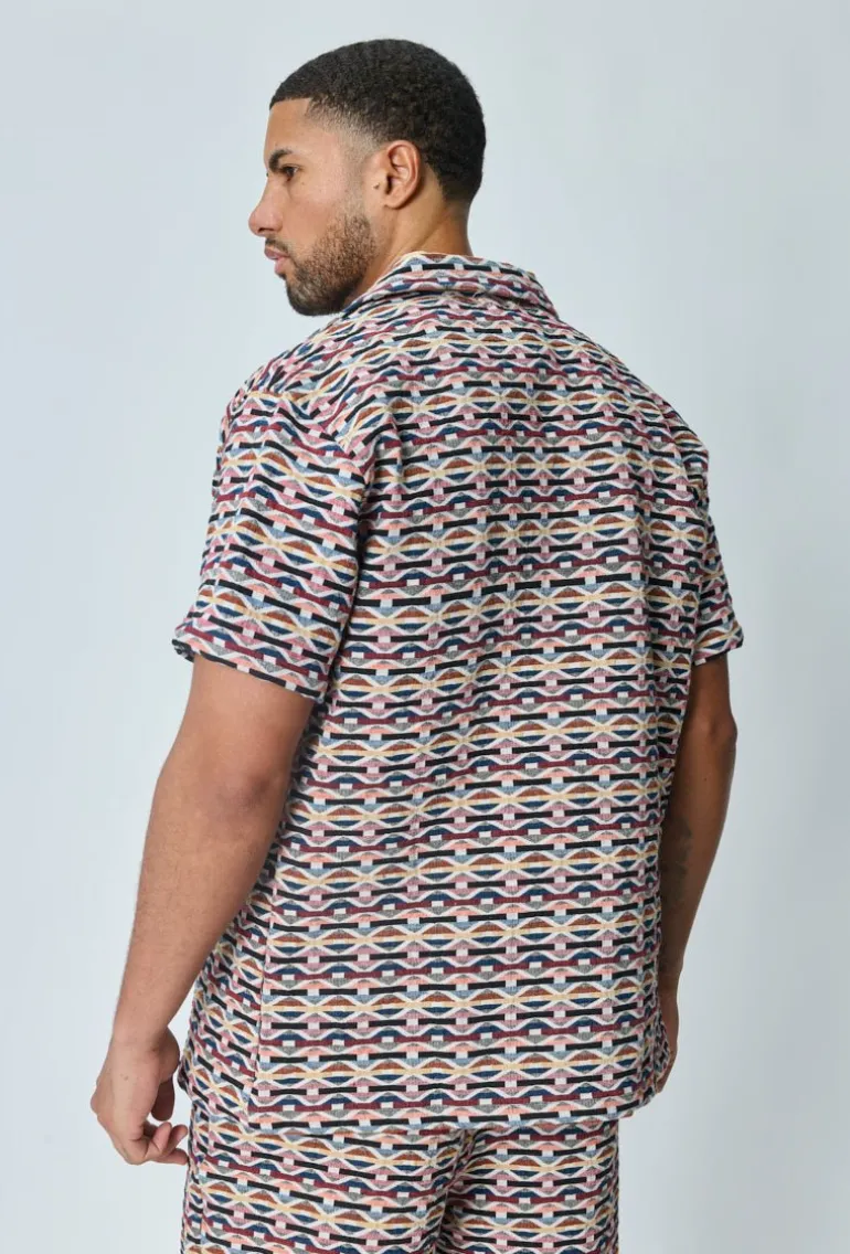 Ensemble short et chemise a motifs géométriques