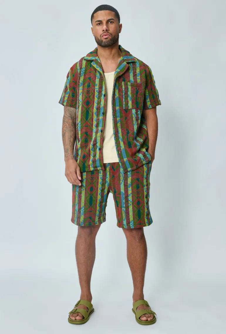 Ensemble short et chemise manche courte a motifs géométriques