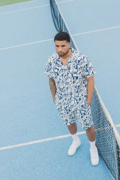 Ensemble short et chemise a motifs abstraits