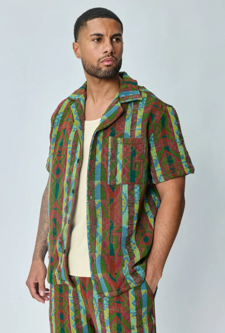 Ensemble short et chemise manche courte a motifs géométriques