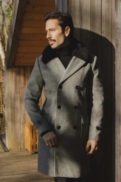 Manteau boutonné col à fourrure