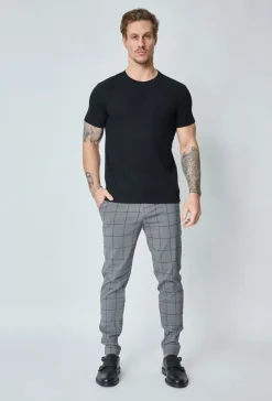 Pantalon à carreaux : style tendance pour homme