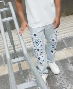 Pantalon droit uni avec patch géométrique