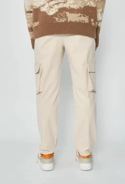 Pantalon droit uni avec patch géométrique