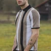 Polo en maille à manches courtes avec bandes verticales contrastées noires