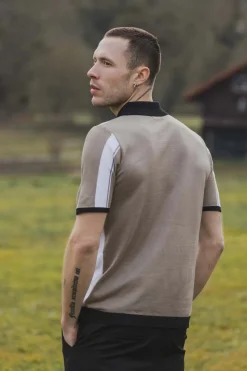 Polo en maille à manches courtes avec bandes verticales contrastées noires