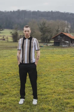 Polo en maille à manches courtes avec bandes verticales contrastées noires
