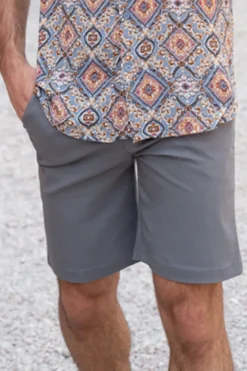 Short chino uni léger stretch et très confortable