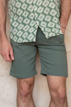 Short chino uni léger stretch et très confortable