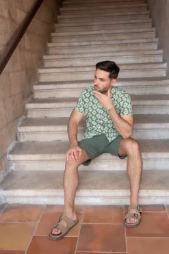 Short chino uni léger stretch et très confortable
