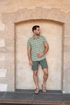 Short chino uni léger stretch et très confortable