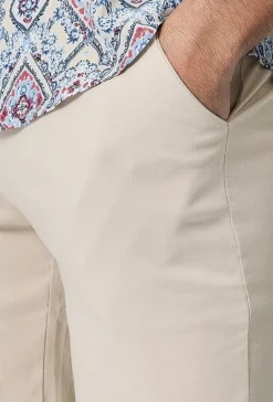 Short chino uni léger stretch et très confortable