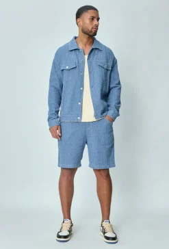 Short droit à motifs troués