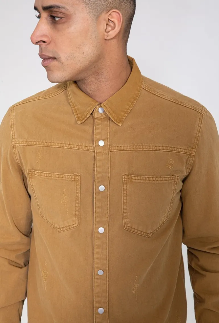 Surchemise jean cintrée à col classique avec finition usée