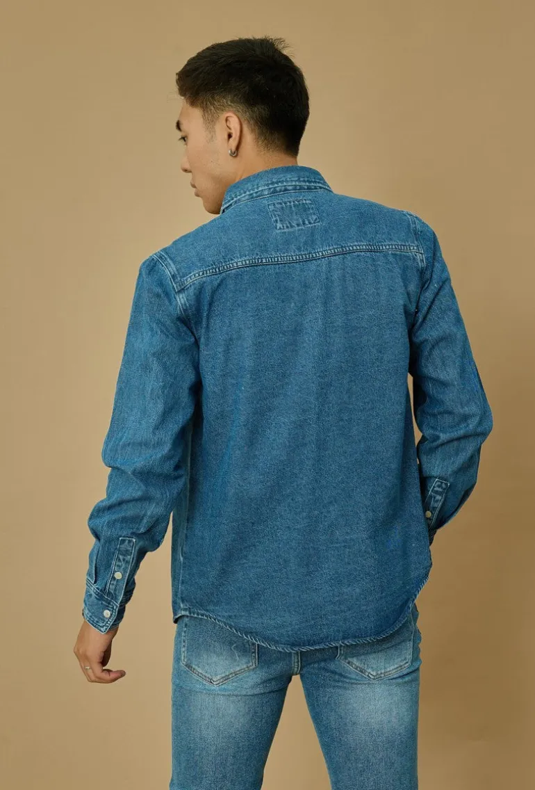 Surchemise jean cintrée à col classique avec finition usée