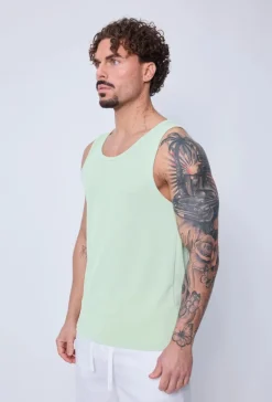 T-shirt débardeur côtelé slim qui épouse la silouette et met le coprs en valeur