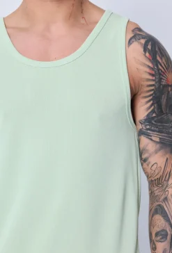 T-shirt débardeur côtelé slim qui épouse la silouette et met le coprs en valeur