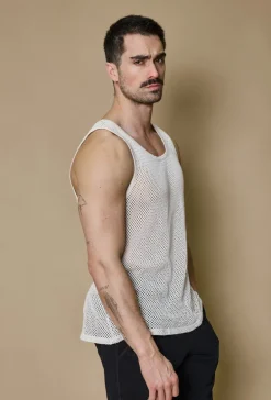 T-shirt uni sans manches trouée courtes